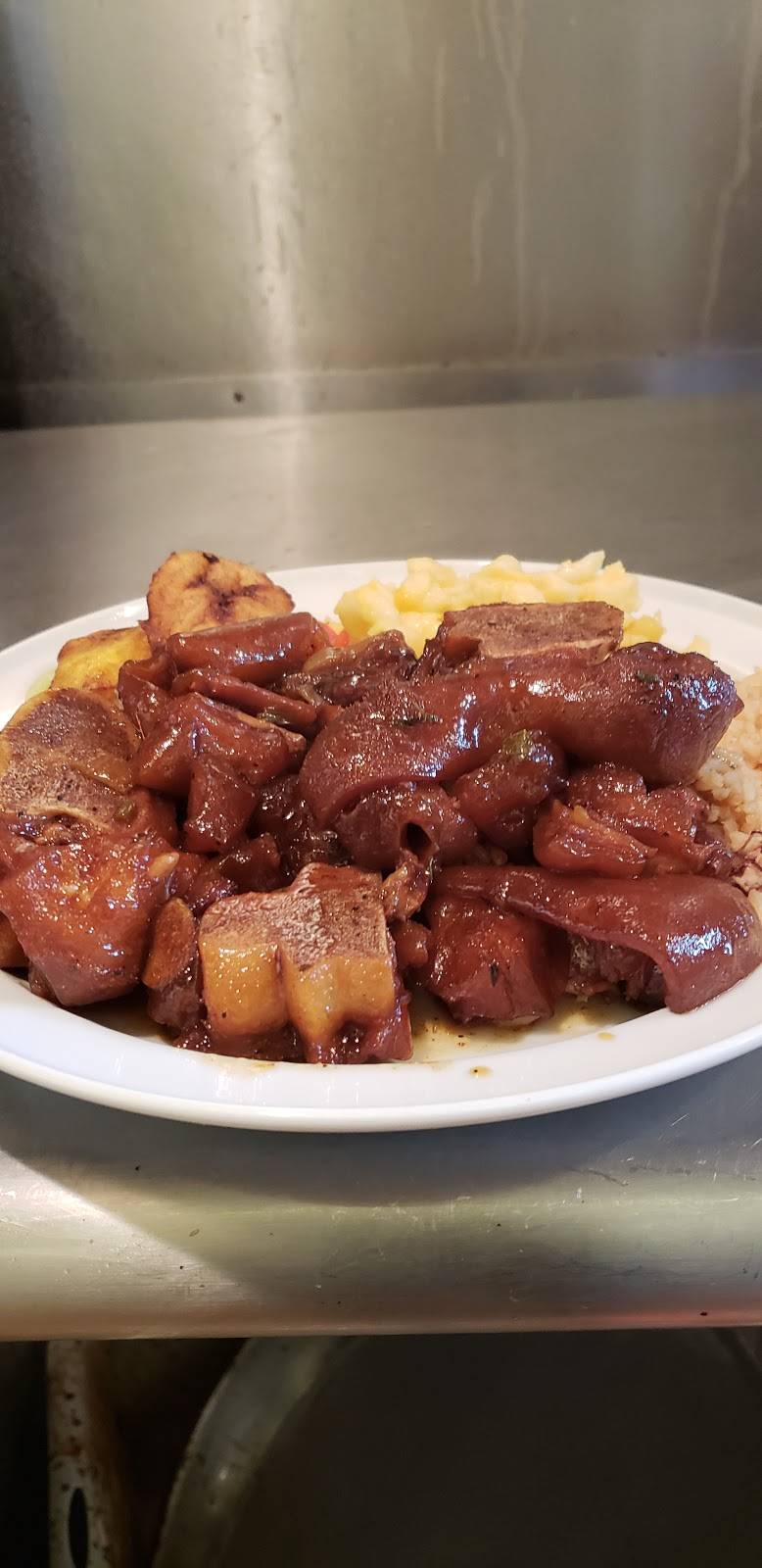 Christines Pot Of Gold | restaurant | 1374 Park Ave, Bridgeport, CT 06604, USA | 2038709551 OR +1 203-870-9551