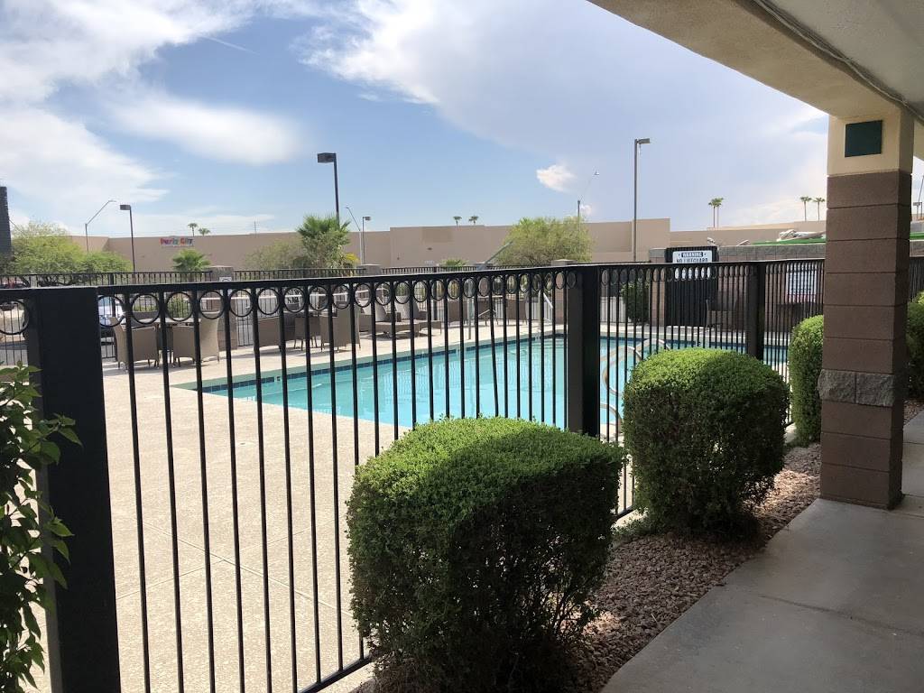 Quality Inn Glendale at Arrowhead Towne Center | restaurant | 7885 W Arrowhead Towne Center, Glendale, AZ 85308, USA | 6234122000 OR +1 623-412-2000