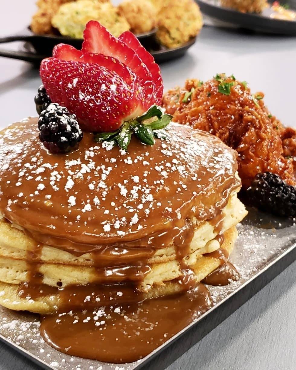 Phil & Dereks Restaurant | restaurant | 1701 Webster St, Houston, TX 77003, USA | 2815013261 OR +1 281-501-3261