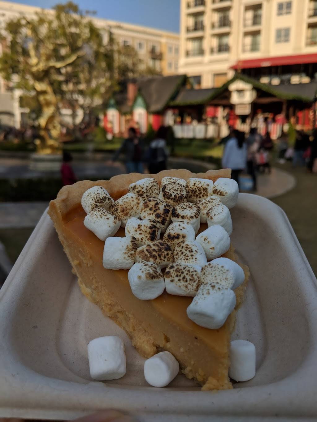 The Pie Hole | bakery | 658 Americana Way, Glendale, CA 91210, USA | 8189455249 OR +1 818-945-5249