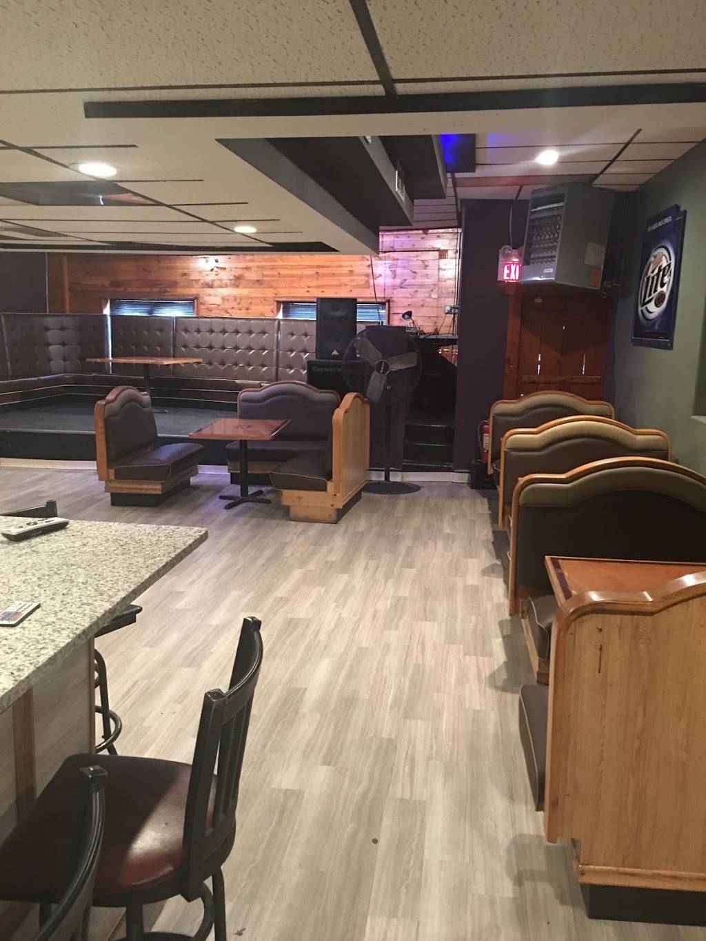 Chill’s bar and grill | restaurant | 2942, 5637 W Grand Ave, Chicago, IL 60639, USA | 7736885799 OR +1 773-688-5799