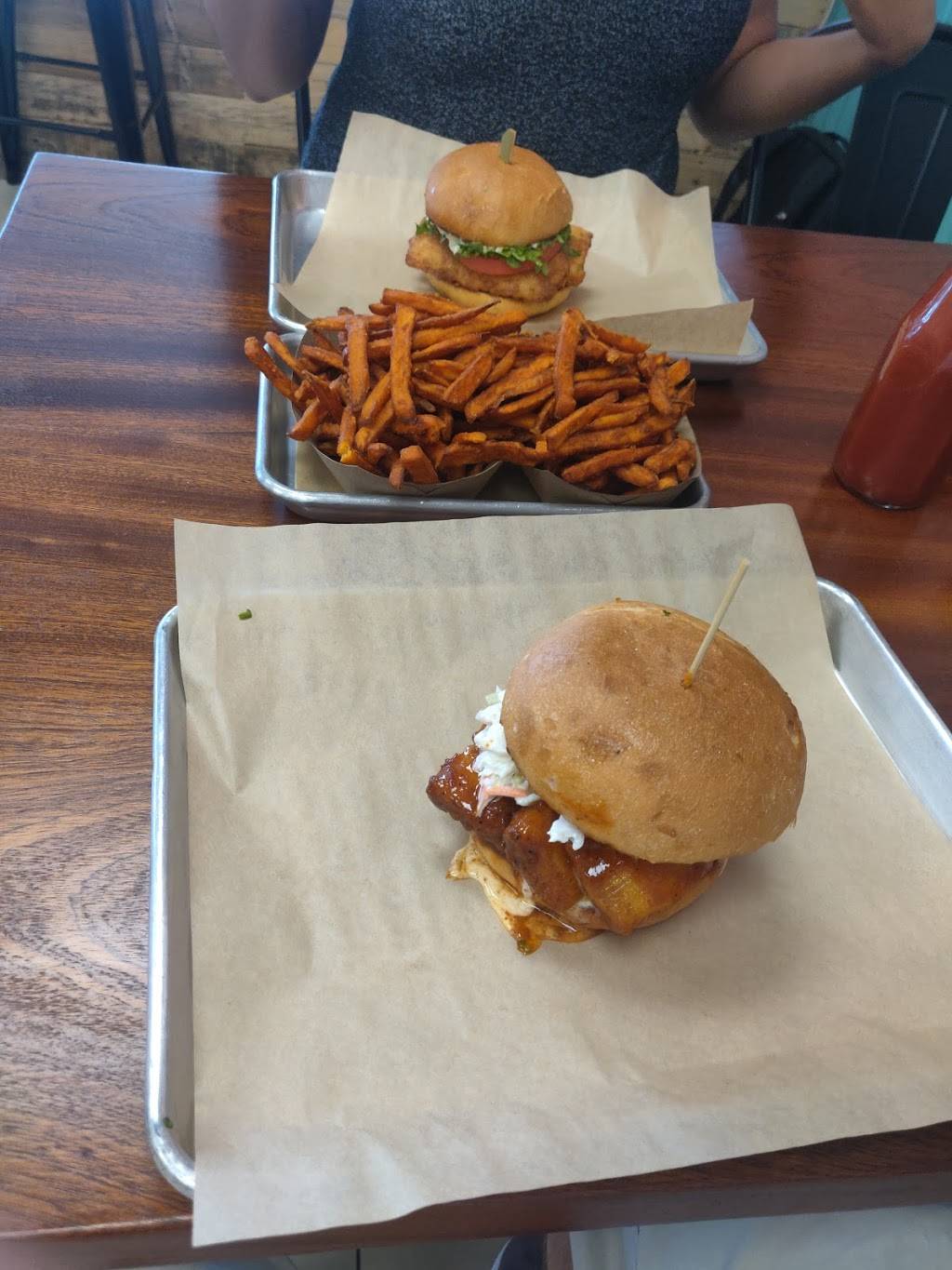 Half Moon Seafood Co. | restaurant | 11508 N 56th St, Temple Terrace, FL 33617, USA | 8134373474 OR +1 813-437-3474