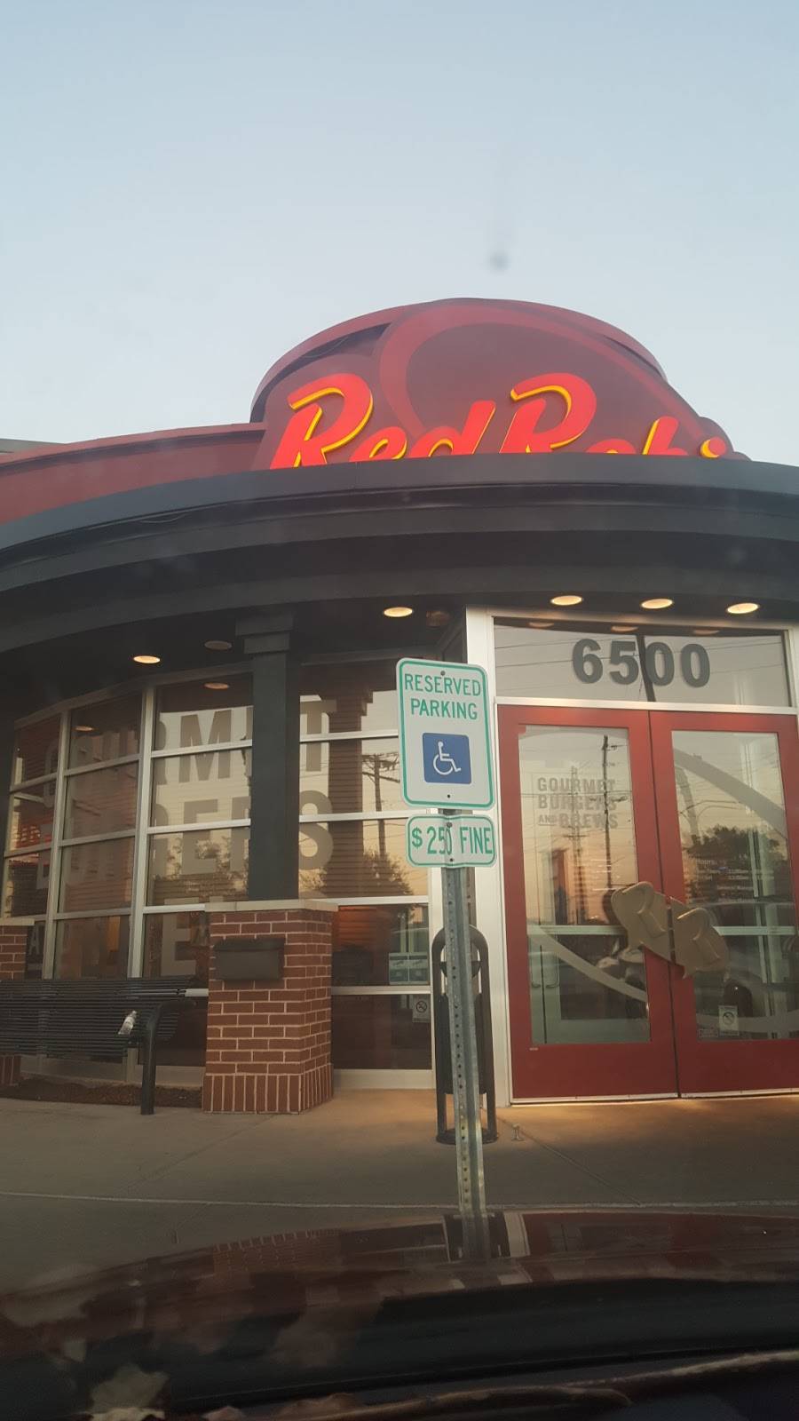 Red Robin Gourmet Burgers and Brews | restaurant | 6500 N Illinois St, Fairview Heights, IL 62208, USA | 6186289746 OR +1 618-628-9746