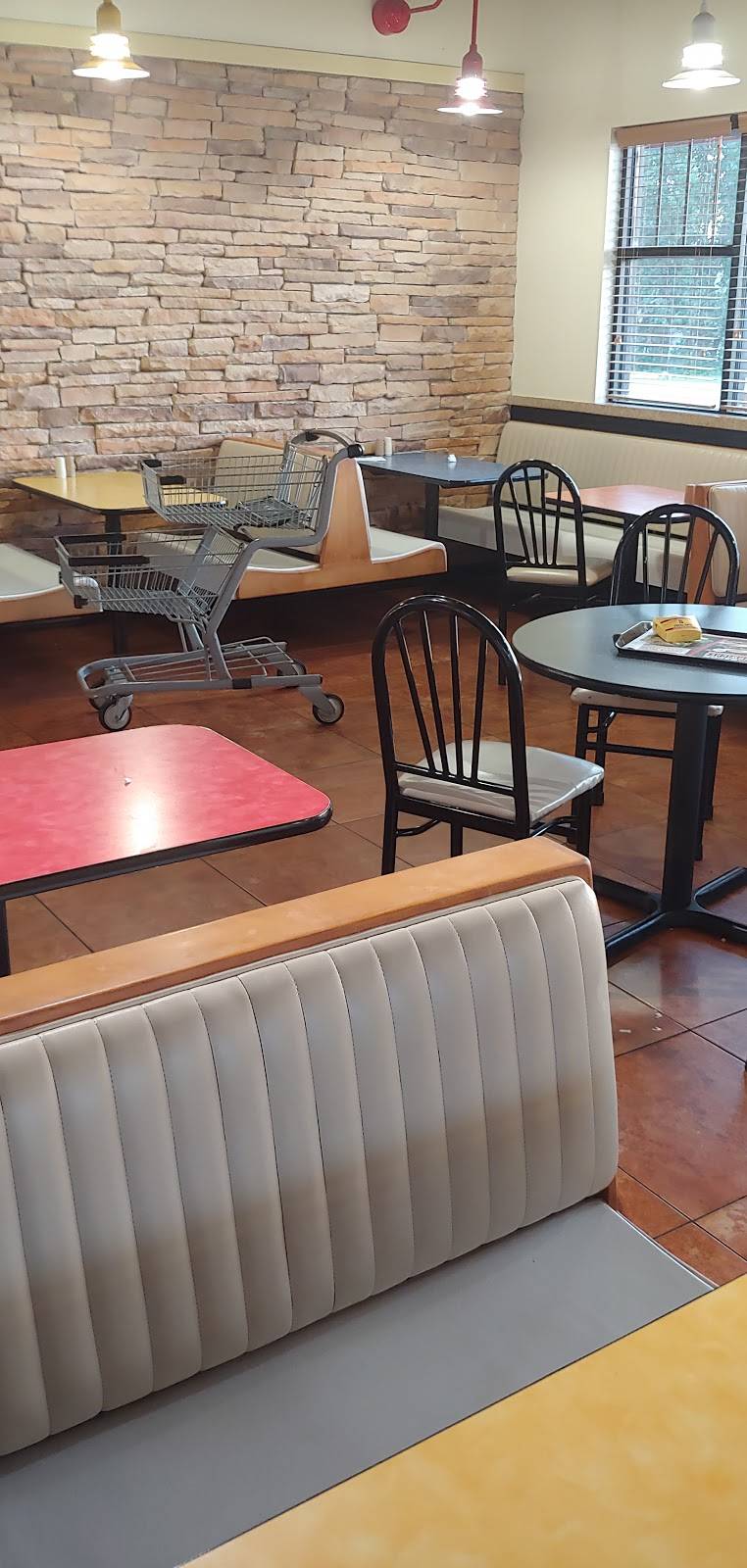 Braums Ice Cream & Burger Restaurant | restaurant | 2223 W 21st St, Wichita, KS 67203, USA | 3168219655 OR +1 316-821-9655