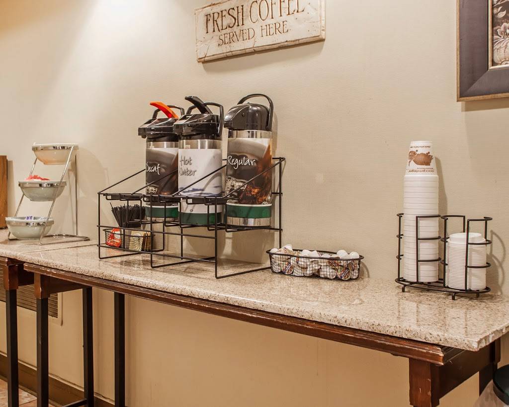 Quality Inn Airport | restaurant | 10232 Natural Bridge Rd, St. Louis, MO 63134, USA | 3144275955 OR +1 314-427-5955