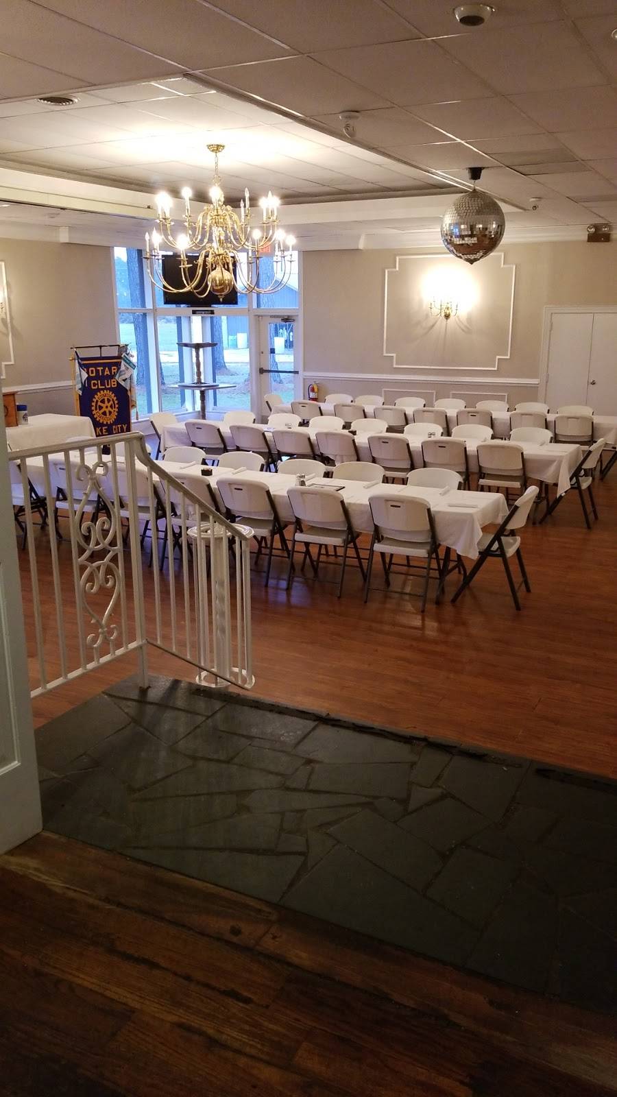 The Clubhouse Grill | restaurant | 160 Club Cir, Lake City, SC 29560, USA | 8433742582 OR +1 843-374-2582