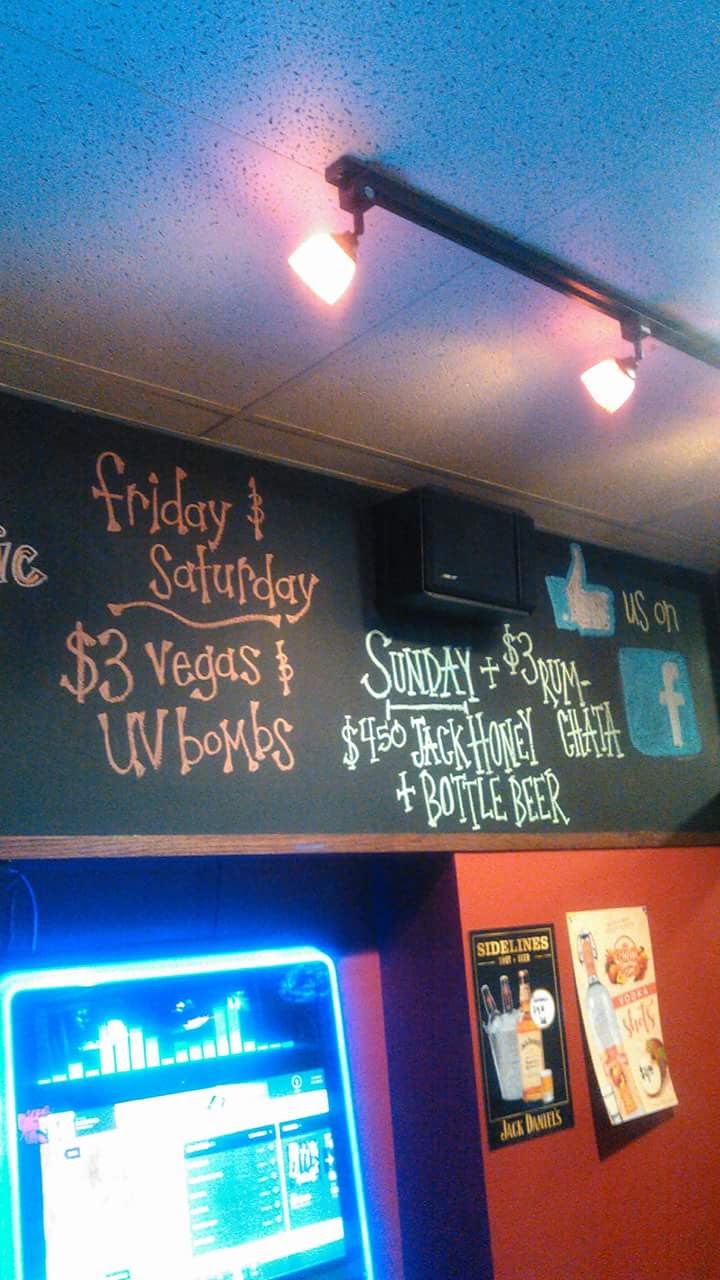 Sidelines Sports Bar | restaurant | 2006 W Jefferson St, Joliet, IL 60435, USA | 8157251579 OR +1 815-725-1579