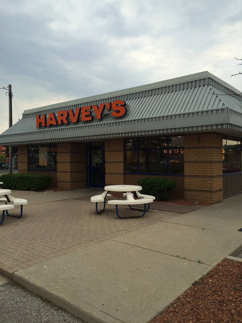 Harveys | restaurant | 7011 Tecumseh Rd E, Windsor, ON N8T 3K7, Canada | 5199456585 OR +1 519-945-6585