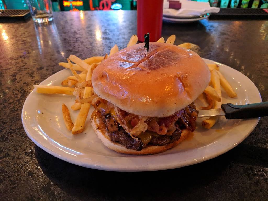 Louis Bar & Grill | restaurant | 1018 S College St, Winchester, TN 37398, USA | 9313135556 OR +1 931-313-5556