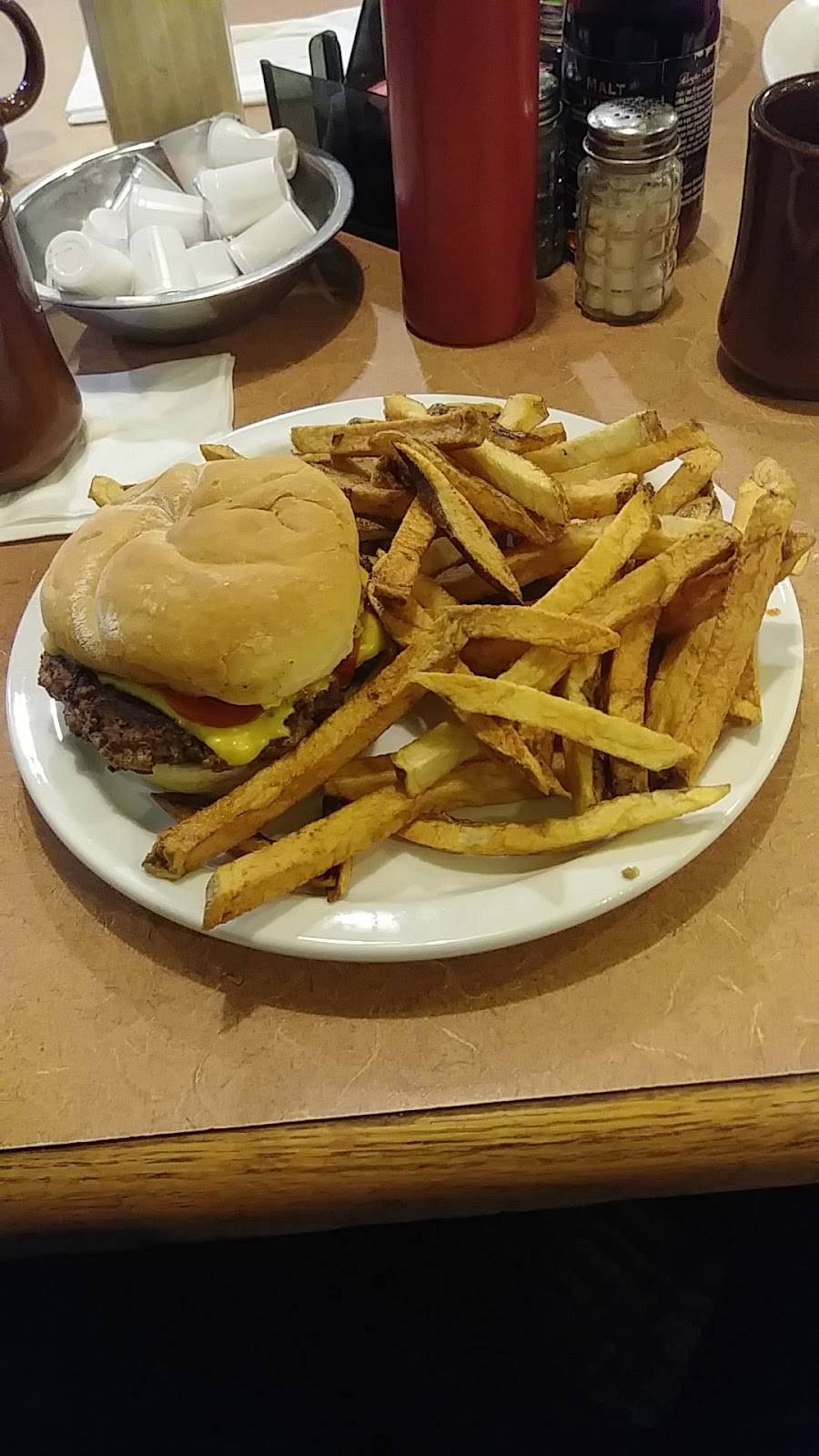 Scennas Family Restaurant | restaurant | 1901 N State St, Girard, OH 44420, USA | 3305458984 OR +1 330-545-8984