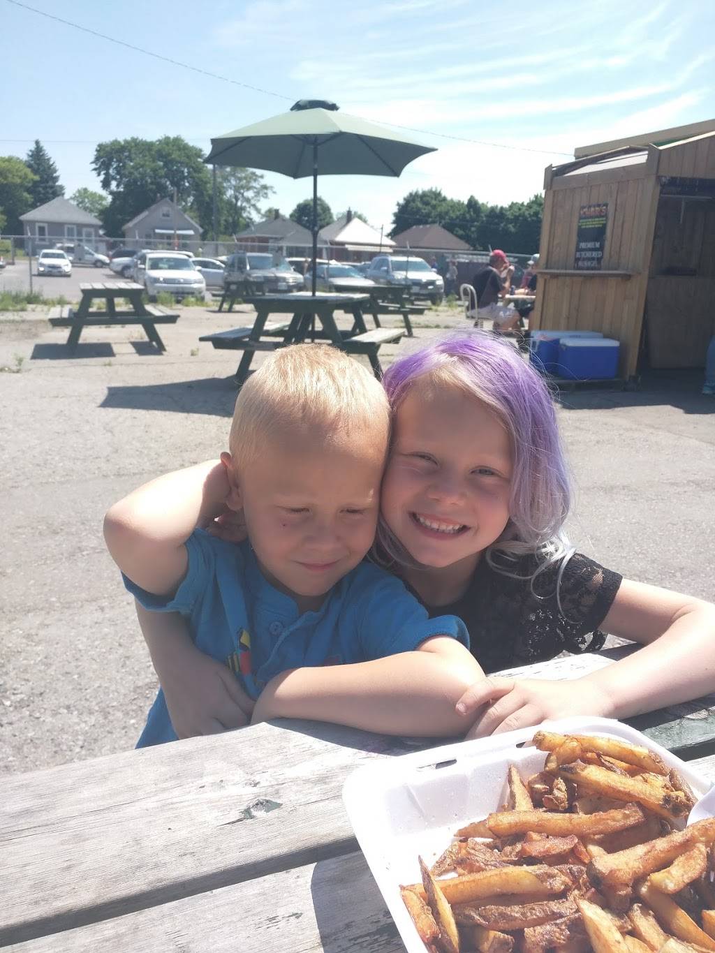 Dis Fries | restaurant | 1712 Dundas St, London, ON N5W 3E3, Canada | 5196597506 OR +1 519-659-7506