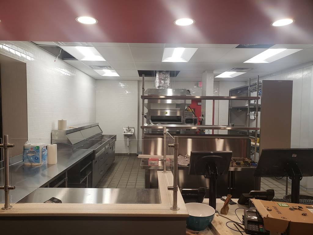 Dominos pizza | restaurant | 33 Railroad Square, Newport, VT 05855, USA | 8026731333 OR +1 802-673-1333