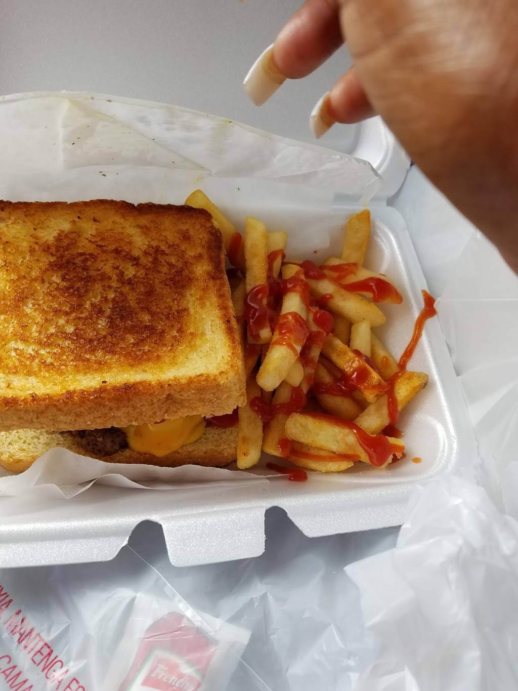 St. Louis FatBurger | restaurant | 2812 N Grand Blvd, St. Louis, MO 63107, USA | 3143713700 OR +1 314-371-3700