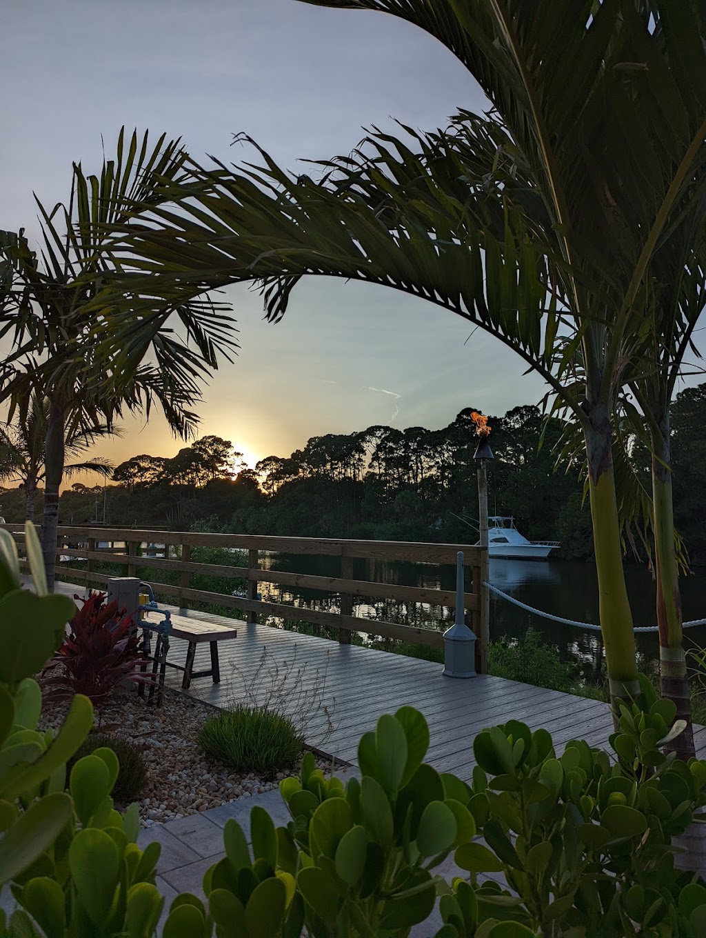 Dolphins Waterfront Bar & Grill at Cape Crossing | restaurant | 310 Lagoon Way, Merritt Island, FL 32953, USA | 3213382220 OR +1 321-338-2220