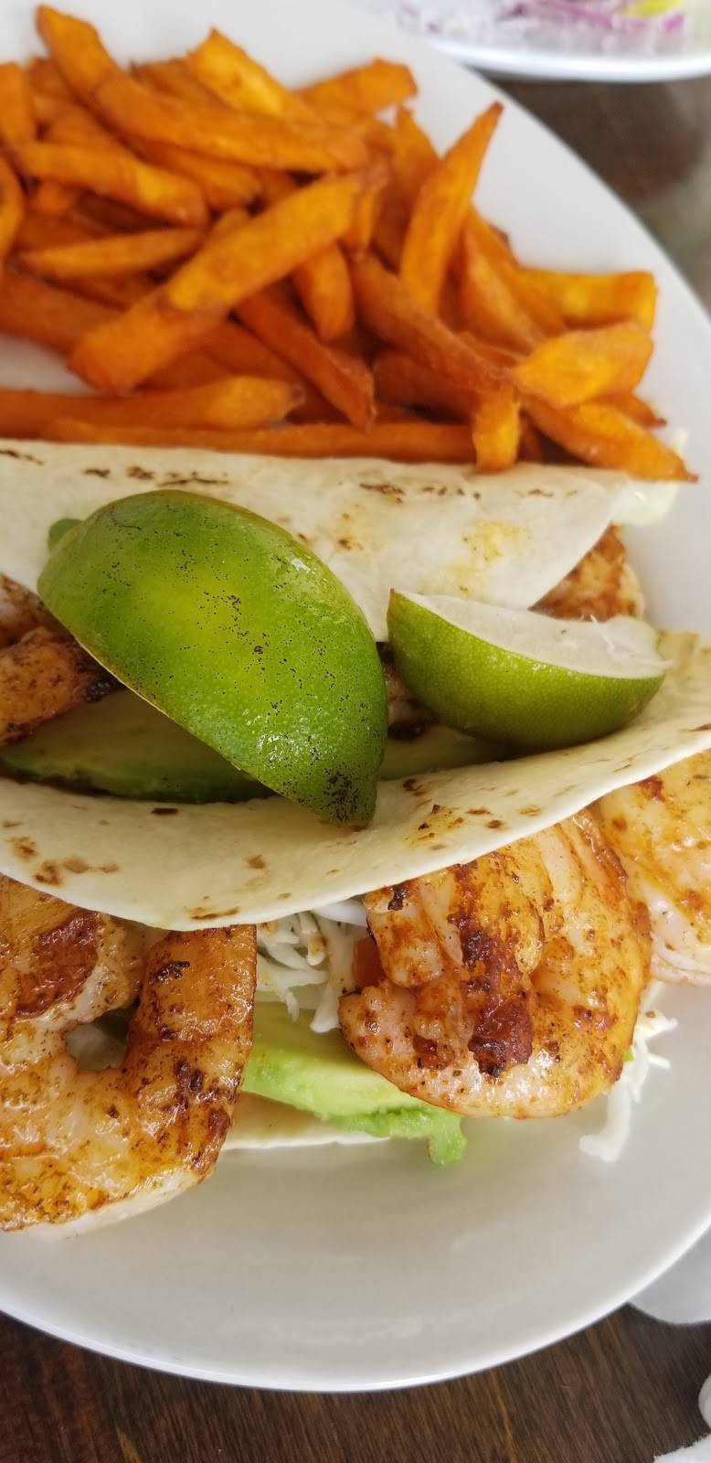 Lucky Pelican | restaurant | 6239 Lake Osprey Dr, Sarasota, FL 34240, USA | 9419070589 OR +1 941-907-0589