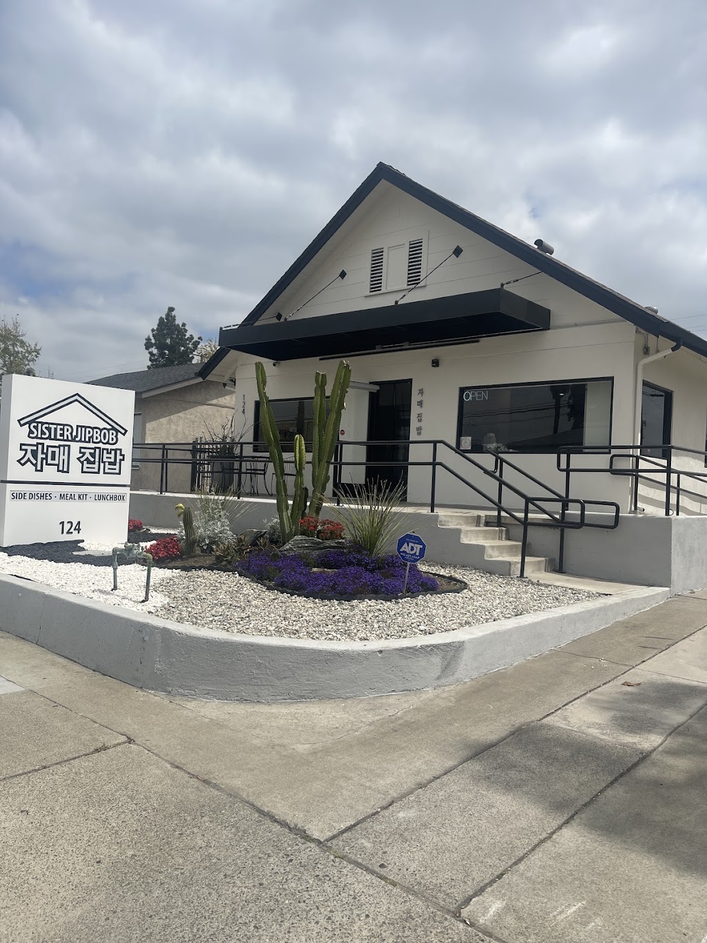 Sister Jipbob | restaurant | 124 N Euclid St, Fullerton, CA 92832, USA | 7146868962 OR +1 714-686-8962