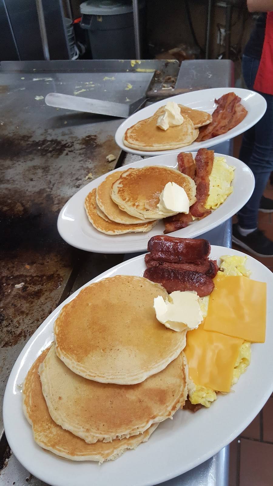 Collado | restaurant | 1310 Broadway, Brooklyn, NY 11221, USA | 7184553290 OR +1 718-455-3290