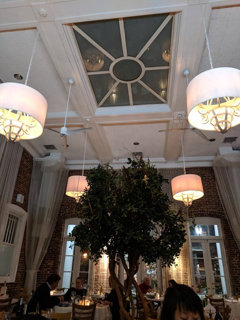 f.i.s.h on main | restaurant | 286 Main St, Port Washington, NY 11050, USA | 5168831515 OR +1 516-883-1515