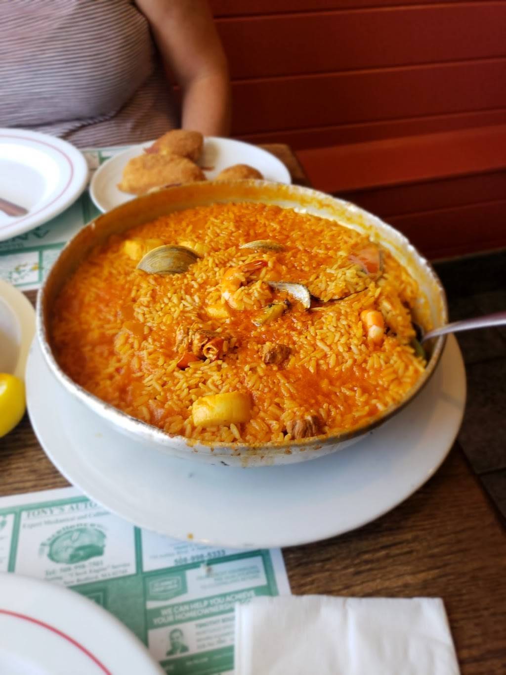 Antonios Restaurant | restaurant | 267 Coggeshall St, New Bedford, MA 02746, USA | 5089903636 OR +1 508-990-3636