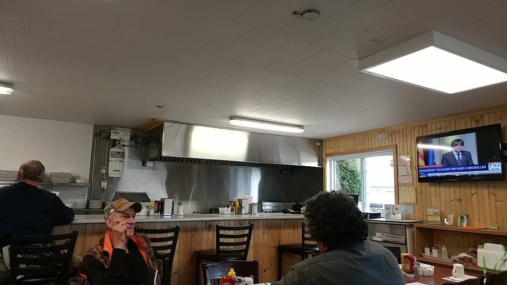 Restaurant 4 Saisons | restaurant | 199 Rue Principale, Lac-du-Cerf, QC J0W 1S0, Canada | 8195974295 OR +1 819-597-4295