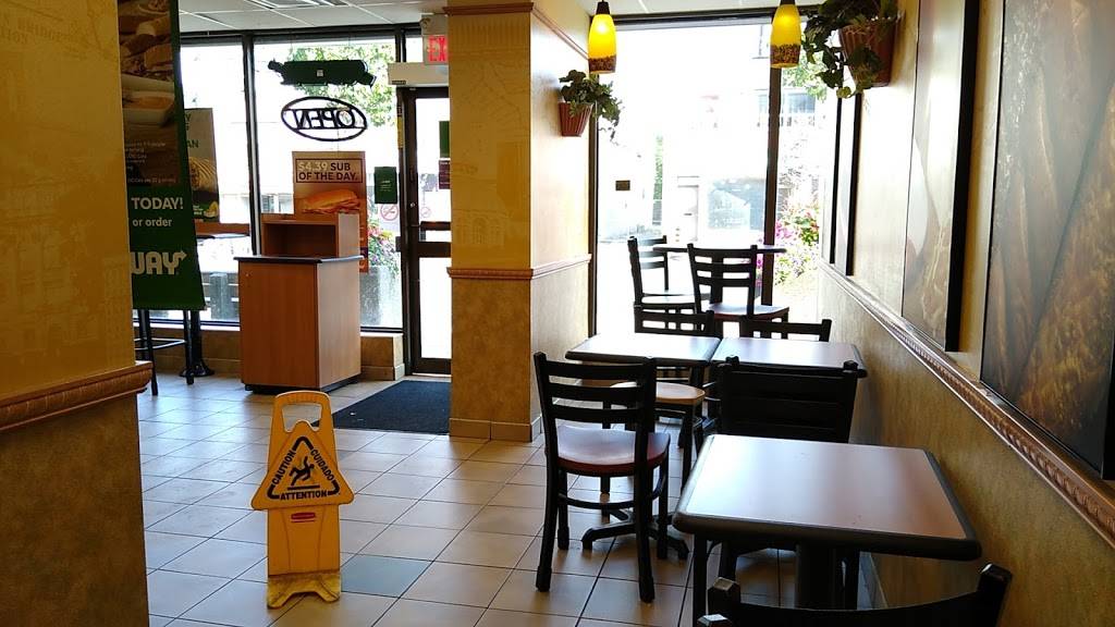Subway | meal takeaway | 1765 Eglinton Ave W, Toronto, ON M6E 2H7, Canada | 4166405682 OR +1 416-640-5682