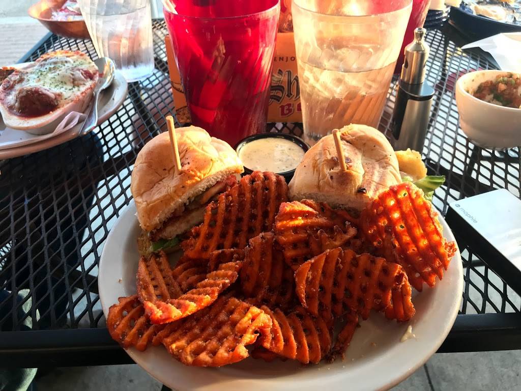 The Oyster Bar | restaurant | 203 S Seguin Ave, New Braunfels, TX 78130, USA | 8306277766 OR +1 830-627-7766