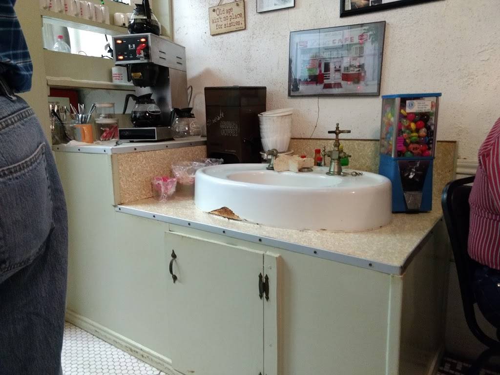 Louises Cafe | restaurant | 103 S Lamar St, Eastland, TX 76448, USA | 2546292949 OR +1 254-629-2949