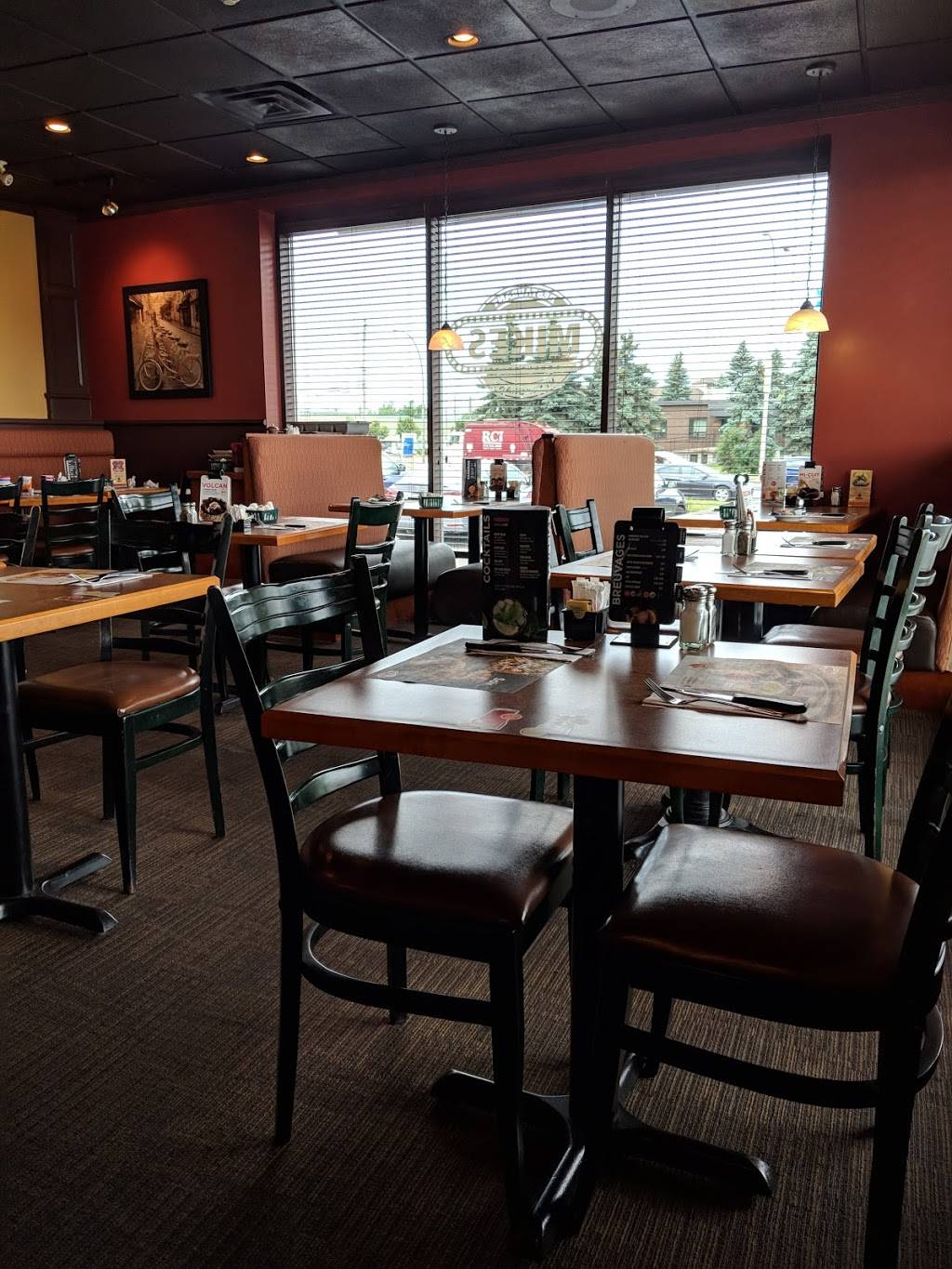 Mikes | restaurant | 1150c Rue Volta, Boucherville, QC J4B 7A2, Canada | 4506411524 OR +1 450-641-1524