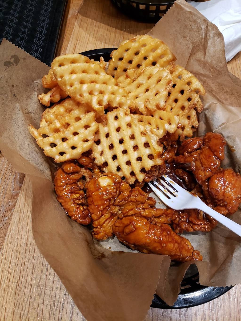 Wings Over Columbus | restaurant | 8944 Lyra Dr, Columbus, OH 43240, USA | 6144681903 OR +1 614-468-1903