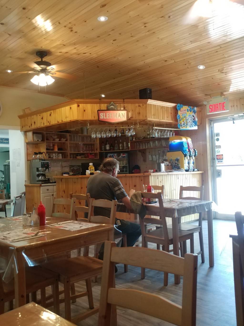 Rendez-Vous Du Chevreuil | restaurant | 1931 Rue Principale, Duhamel, QC J0V 1G0, Canada | 8194283333 OR +1 819-428-3333