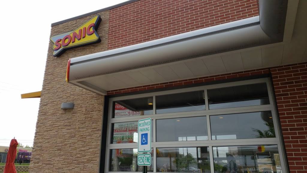 Sonic Drive-In | restaurant | 290 Roosevelt Rd, Villa Park, IL 60181, USA | 6303593316 OR +1 630-359-3316