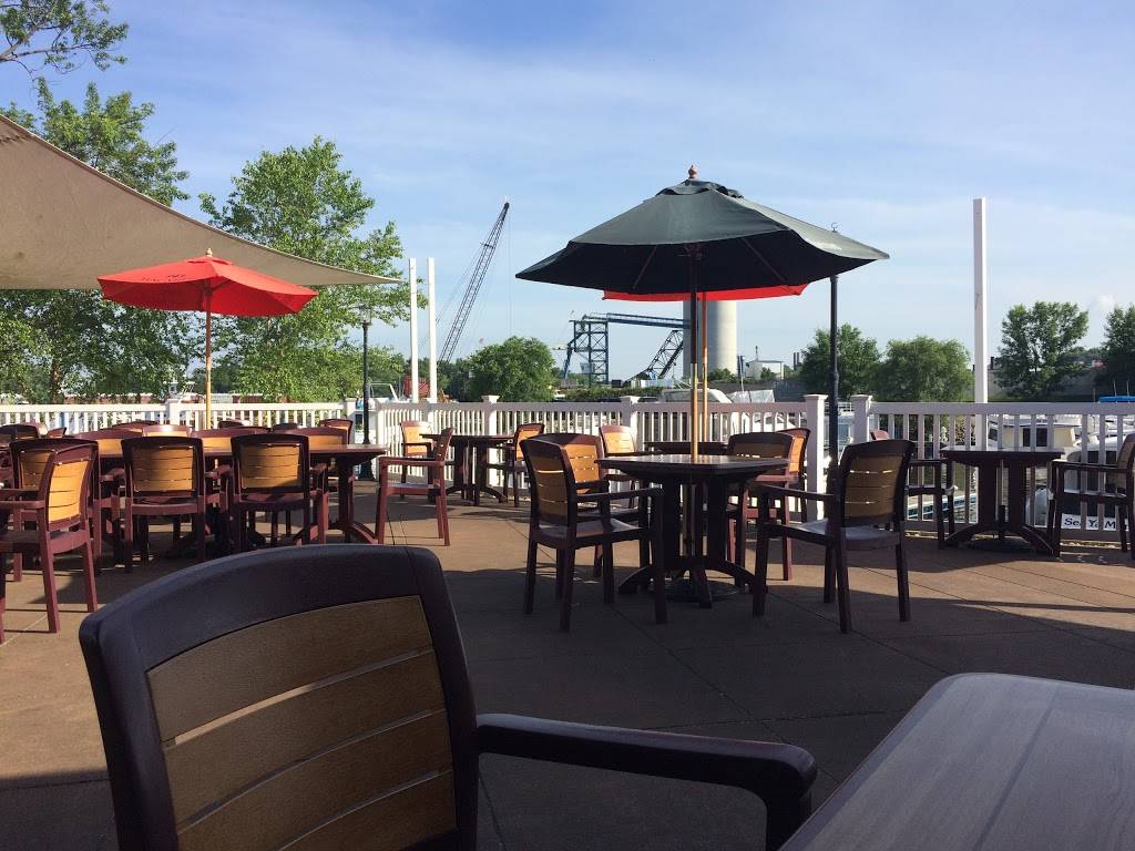 Huck Finns On the Water | restaurant | 129 Marina Dr, La Crosse, WI 54601, USA | 6085192007 OR +1 608-519-2007