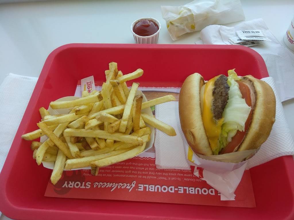 In-N-Out Burger | meal takeaway | 4620 S Hulen St, Fort Worth, TX 76132, USA | 8007861000 OR +1 800-786-1000
