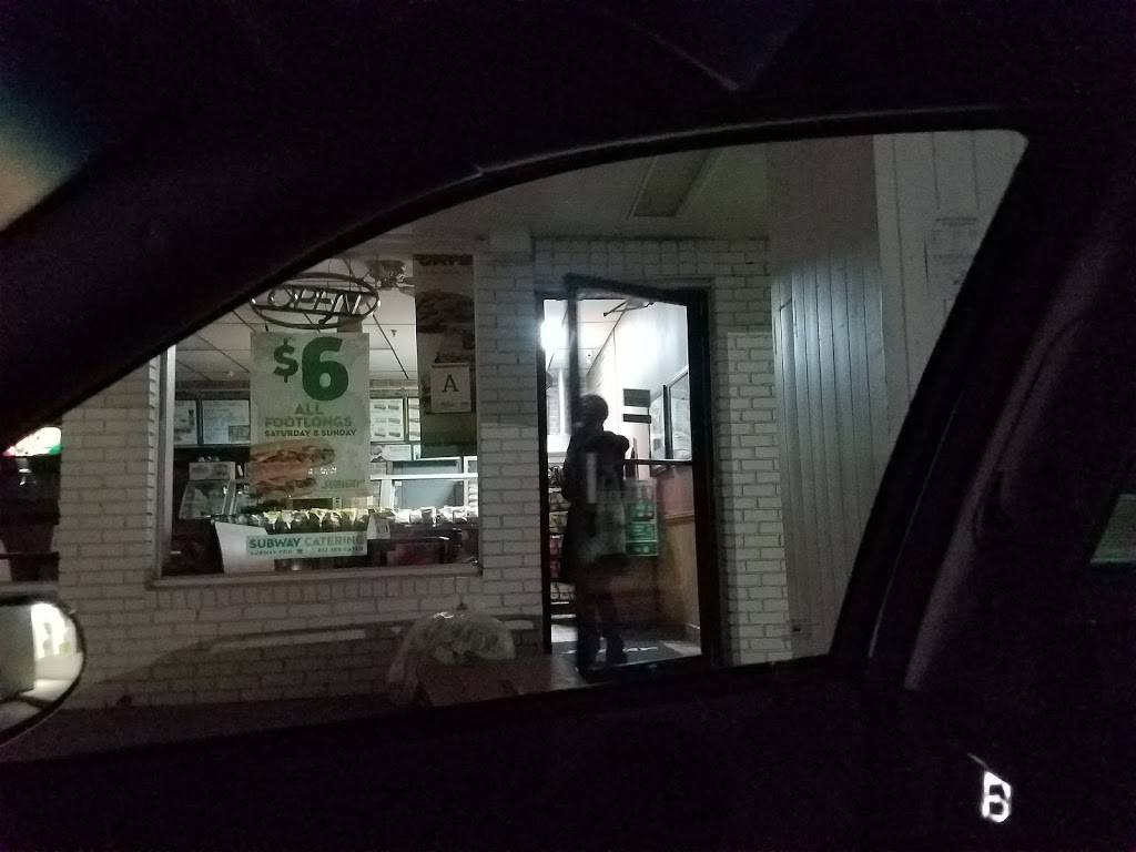 Subway | restaurant | 214 Amity Rd, Woodbridge, CT 06525, USA | 2033891218 OR +1 203-389-1218