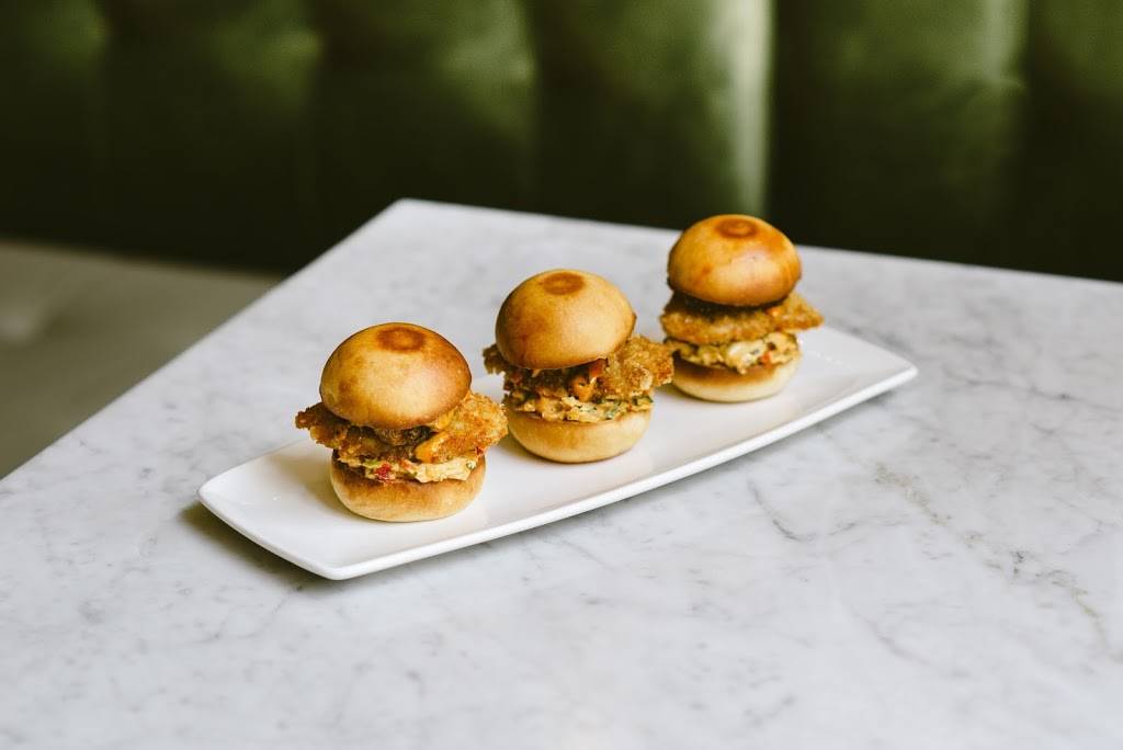 Oak & Oyster | restaurant | 724 N Milwaukee St, Milwaukee, WI 53202, USA | 4143237434 OR +1 414-323-7434