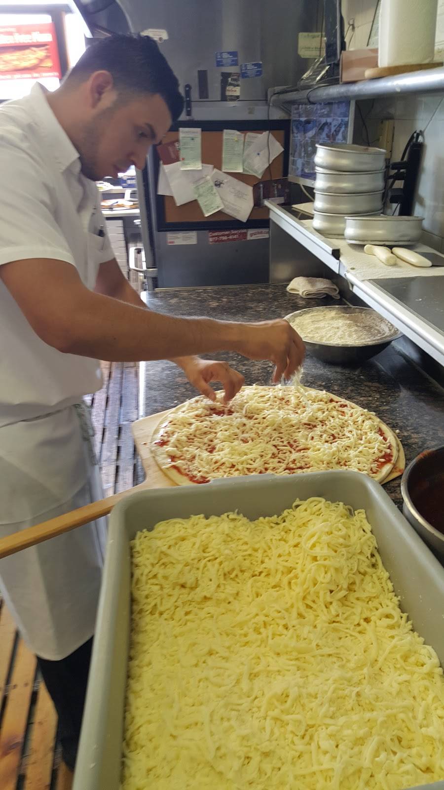 Gigis Pizza | restaurant | 673 Hillside Avenue, New Hyde Park, NY 11040, USA | 5163267879 OR +1 516-326-7879