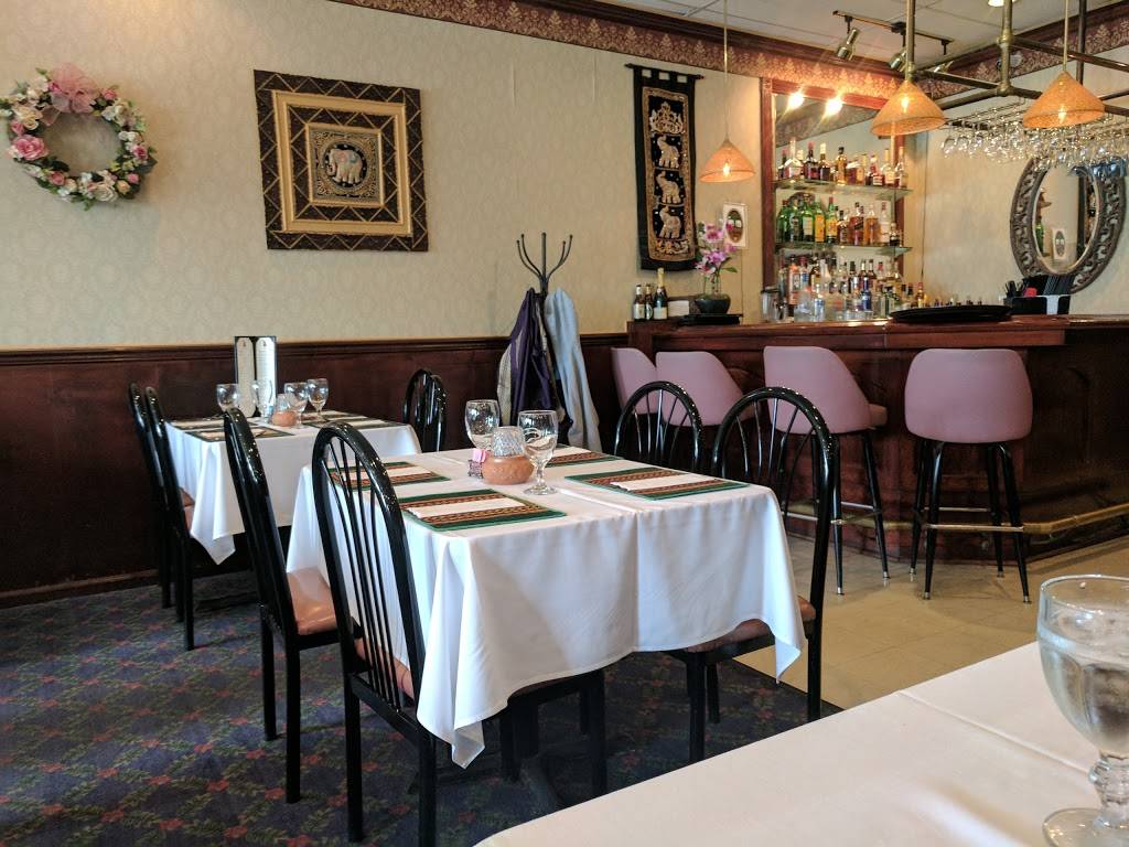 Bangkok House Restaurant | restaurant | 4698 S Whitnall Ave, St Francis, WI 53235, USA | 4144829838 OR +1 414-482-9838
