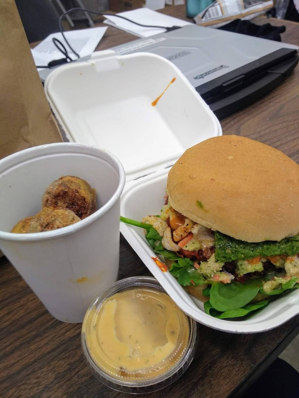 Dirt Burger | restaurant | 407 E 5th St, Des Moines, IA 50309, USA | 5158503890 OR +1 515-850-3890