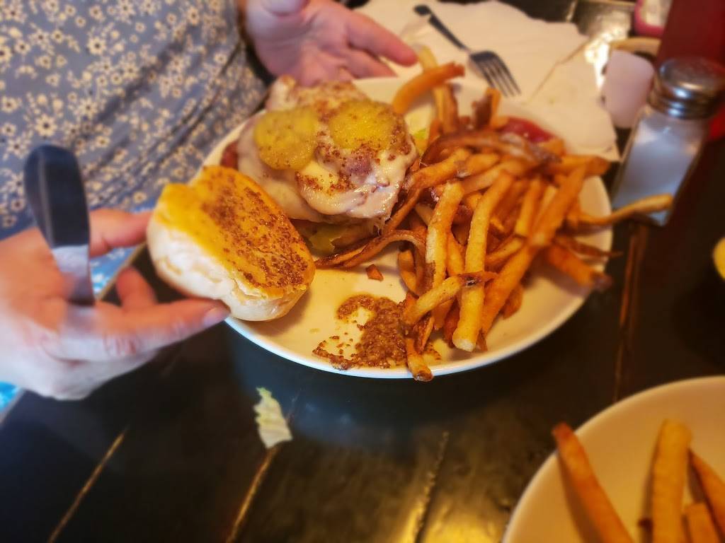 Shorts Burger & Shine | restaurant | 18 S Clinton St, Iowa City, IA 52240, USA | 3193374678 OR +1 319-337-4678