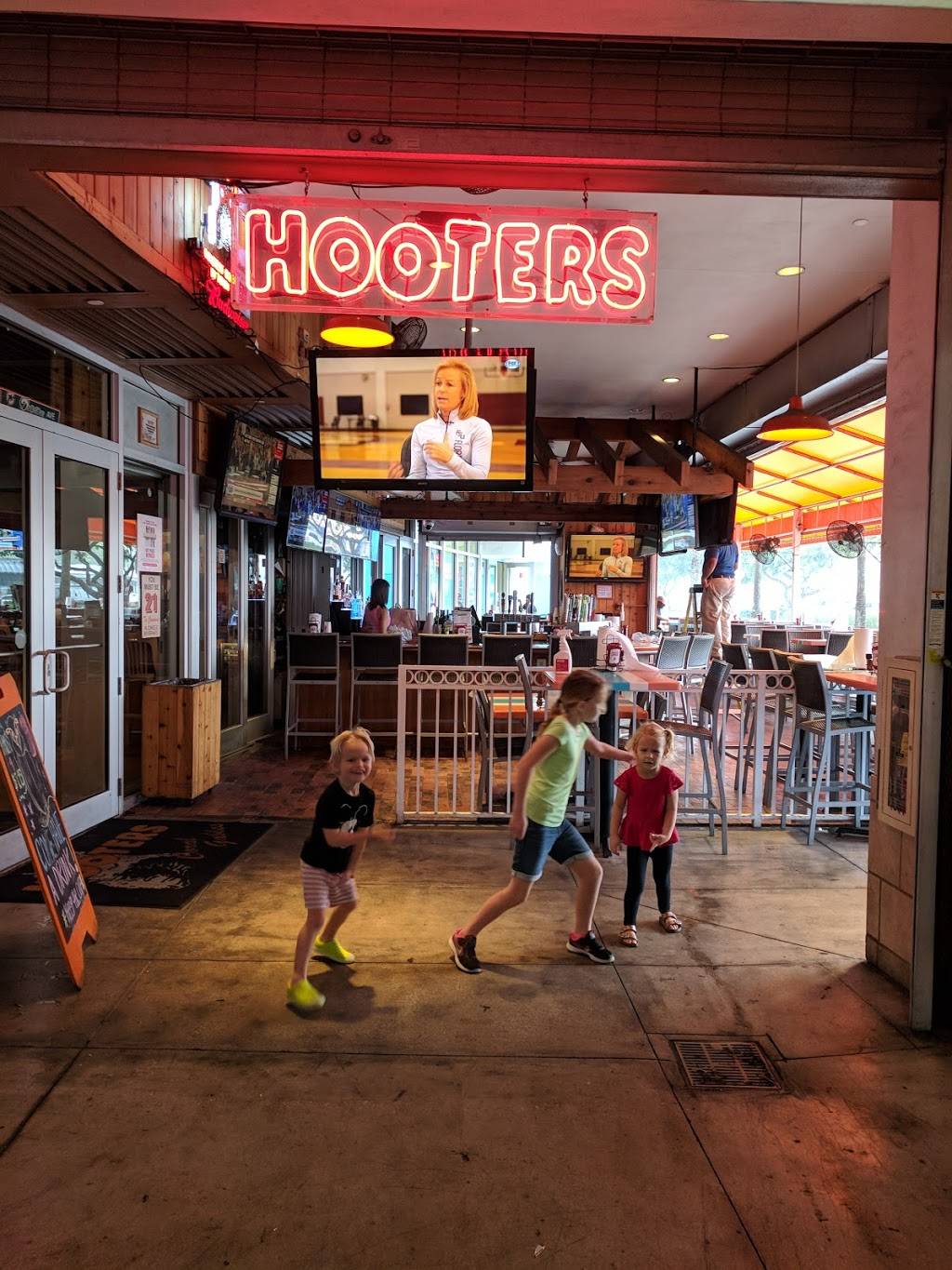 Hooters | meal takeaway | 3301 Coral Way Unit 104, Miami, FL 33145, USA | 3058736166 OR +1 305-873-6166