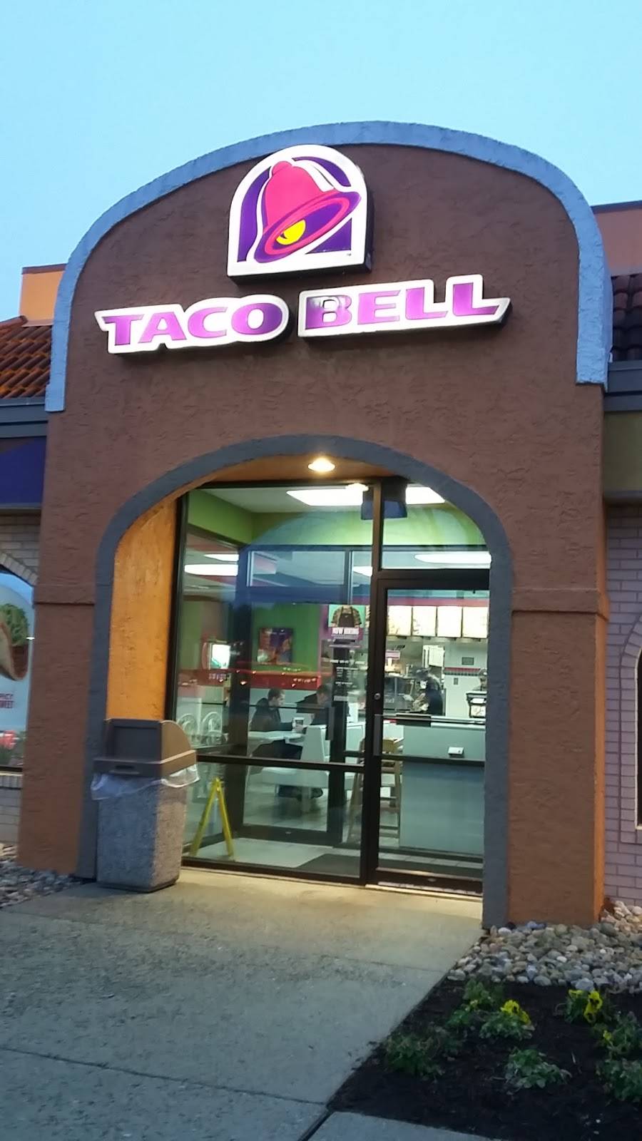 Taco Bell | meal takeaway | 10221 Hull Street Rd, Midlothian, VA 23112, USA | 8046745831 OR +1 804-674-5831