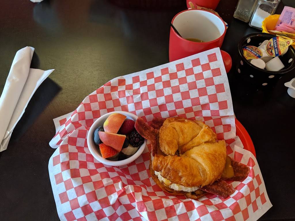 Codys On 4th | restaurant | 111 E 4th Ave, Mt Dora, FL 32757, USA | 3527358426 OR +1 352-735-8426