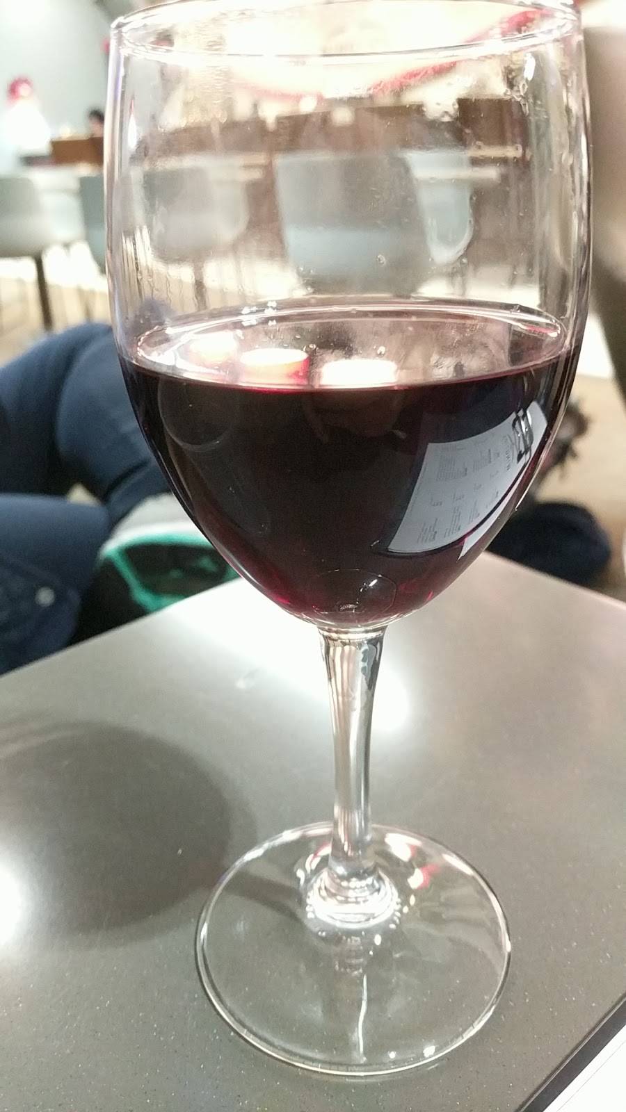 Wingtips Lounge | restaurant | St.Louis Lambert International Airport, St. Louis, MO 63145, USA | 3143000689 OR +1 314-300-0689