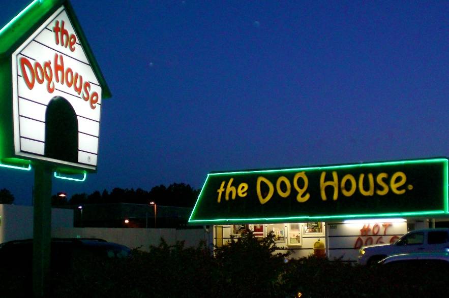 The Dog House | restaurant | 3521 Hillsborough Rd, Durham, NC 27705, USA | 9193837900 OR +1 919-383-7900