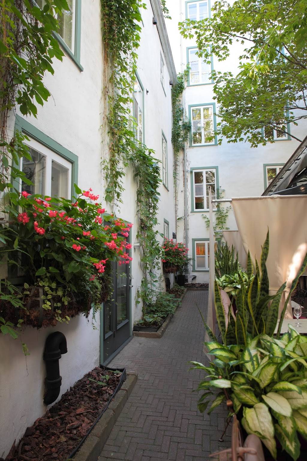 Hôtel Le Priori | restaurant | 15 Rue du Sault-au-Matelot, Québec, QC G1K 3Y7, Canada | 4186923992 OR +1 418-692-3992