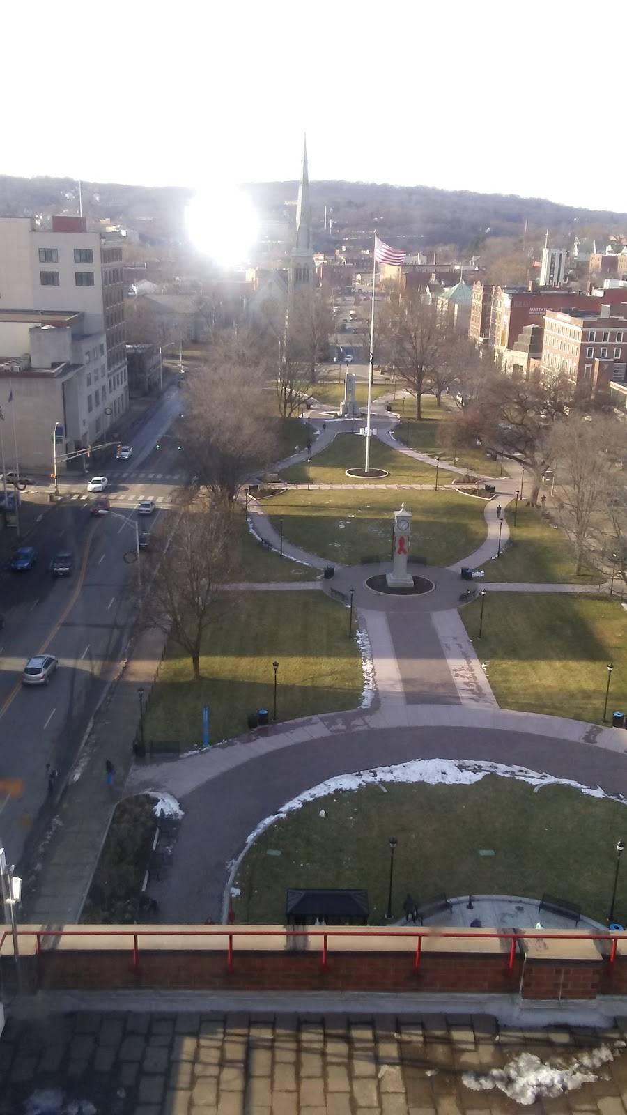 Golden Wok | restaurant | 35 E Main St #1, Waterbury, CT 06702, USA | 2035969595 OR +1 203-596-9595