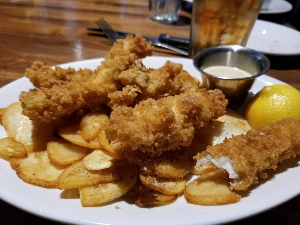 Fieldhouse Social | restaurant | 2525 University Commons Way, Knoxville, TN 37919, USA | 8655254481 OR +1 865-525-4481