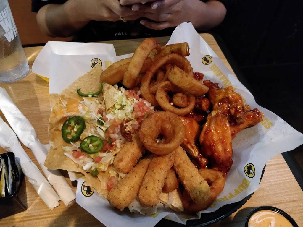 Buffalo Wild Wings | restaurant | 2466 Sycamore Rd, DeKalb, IL 60115, USA | 8157549299 OR +1 815-754-9299