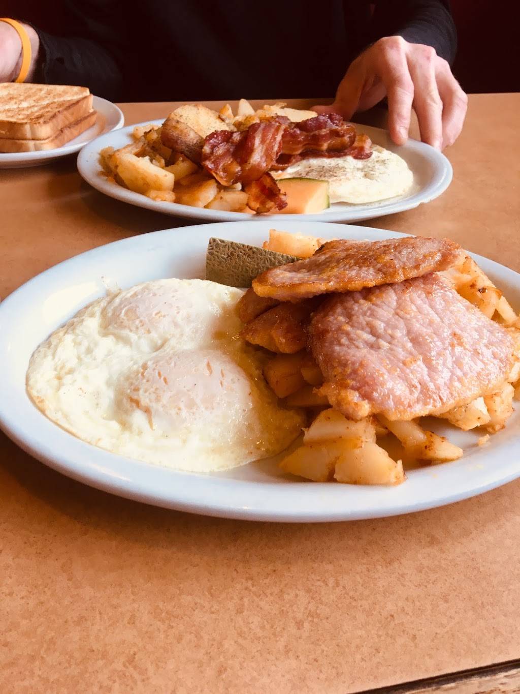 Georgian Family Restaurant | bakery | 401 Hume St, Collingwood, ON L9Y 1W7, Canada | 7054460770 OR +1 705-446-0770