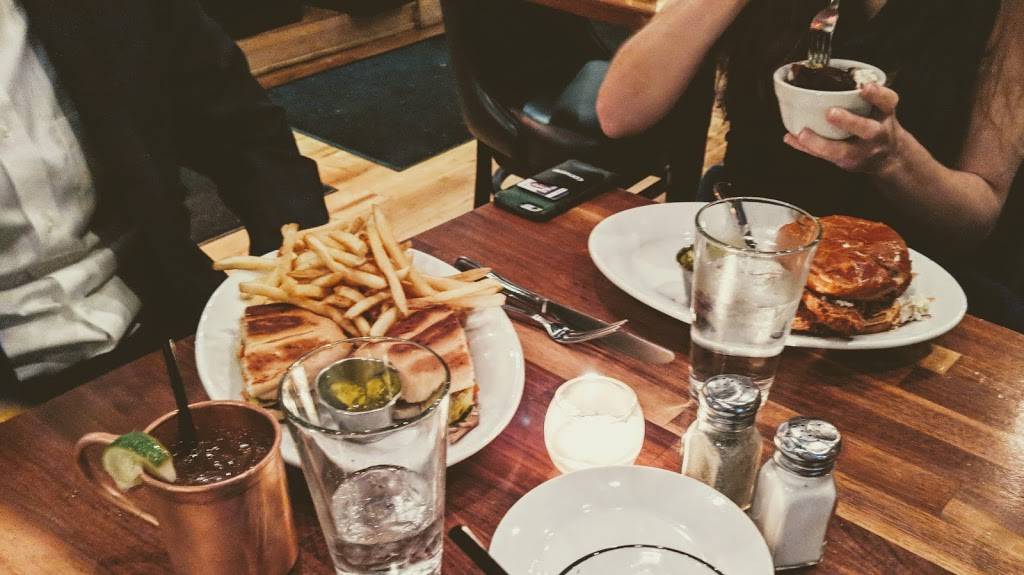 Ten Mile House | restaurant | 1700 Central St, Evanston, IL 60201, USA | 8479050669 OR +1 847-905-0669